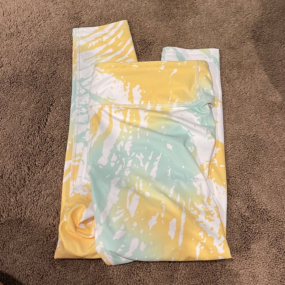 NEW WITH TAGS Yellow fabletics leggings